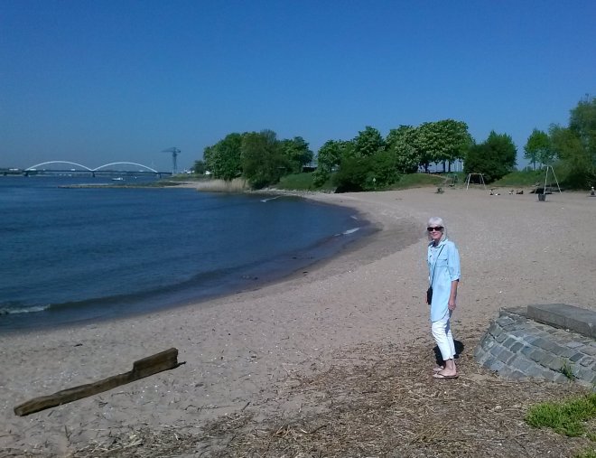 Het strandje aan de Merwede. Links in de verte de Merwedebrug.