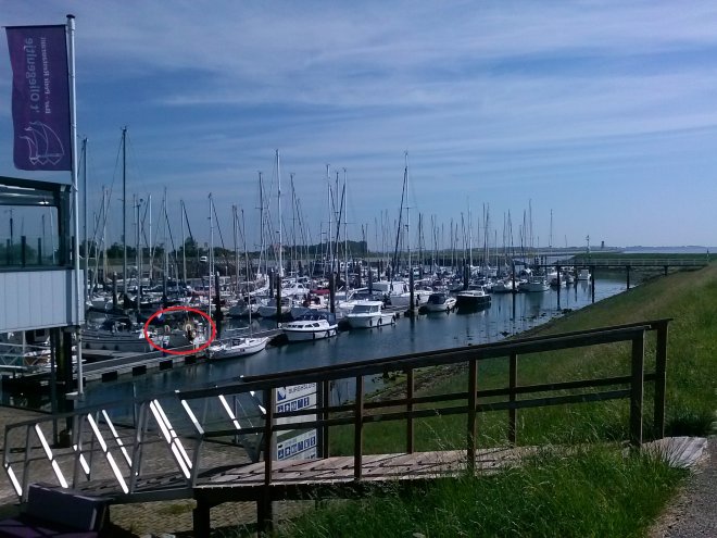 De jachthaven van Burghsluis. In de rode cirkel ligt onze Dulce.