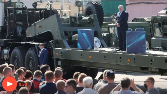 Loekasjenko vanmorgen op de tractorfabriek. Aan het eind van zijn speech wordt hij uitgejouwd. 