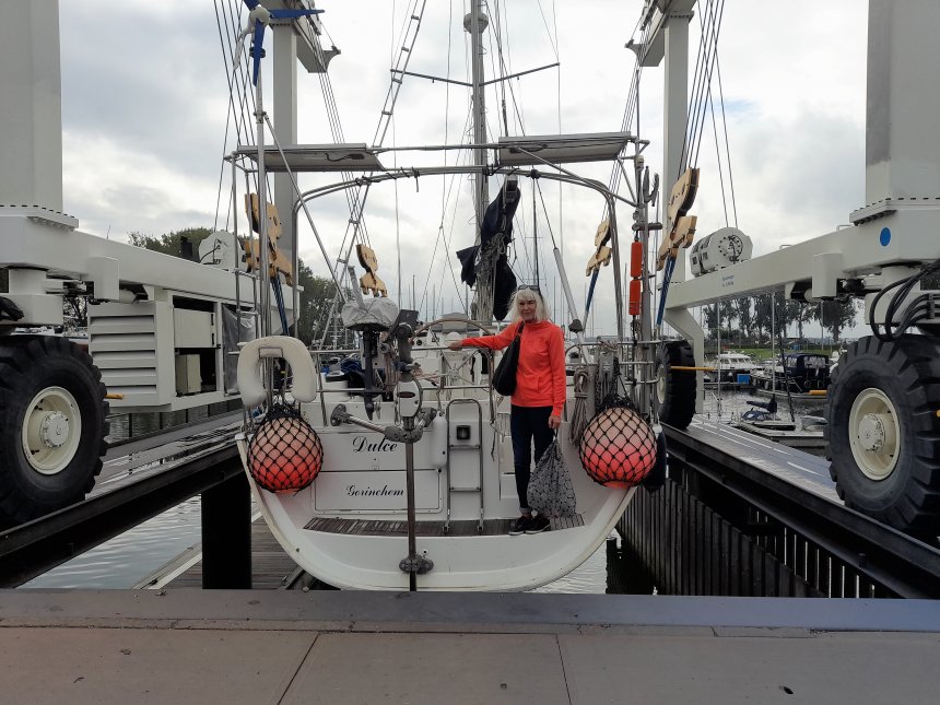 Numansdorp. Dulce hangt in het kraangat.