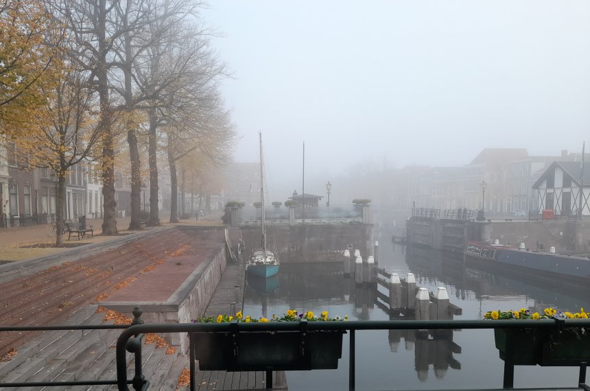 Vanmorgen mist het in de haven.