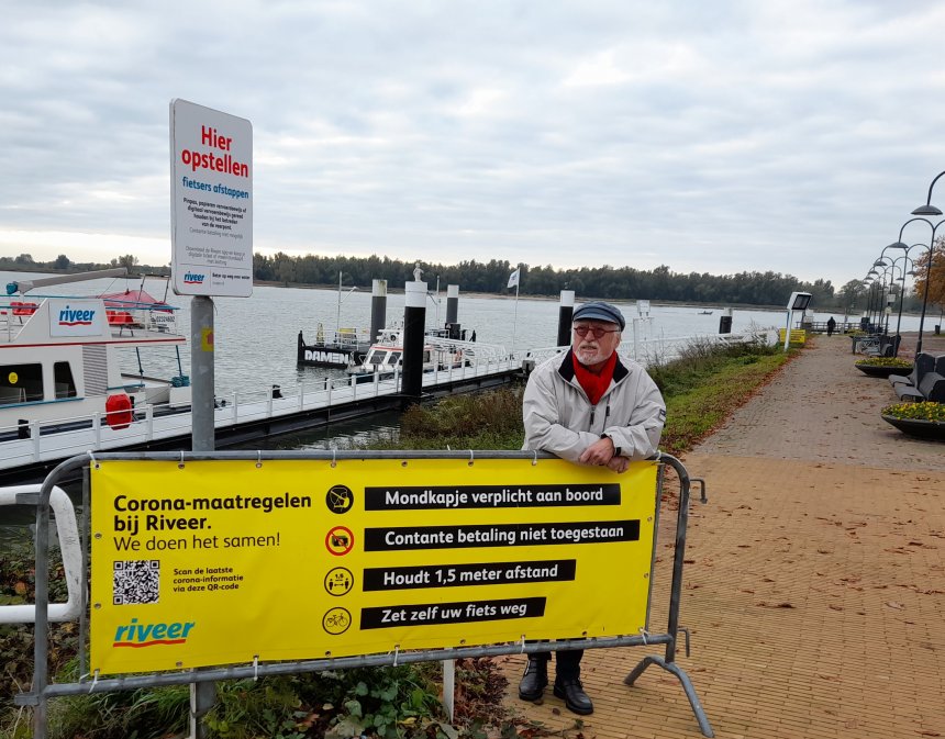 Bij de aanlegsteiger van de veerponten over de Merwede op Buiten de Waterpoort.