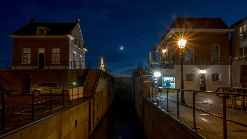 De maan schijnt door het Lingesluisje naast ons huis (Foto: Marina van Leeuwen).