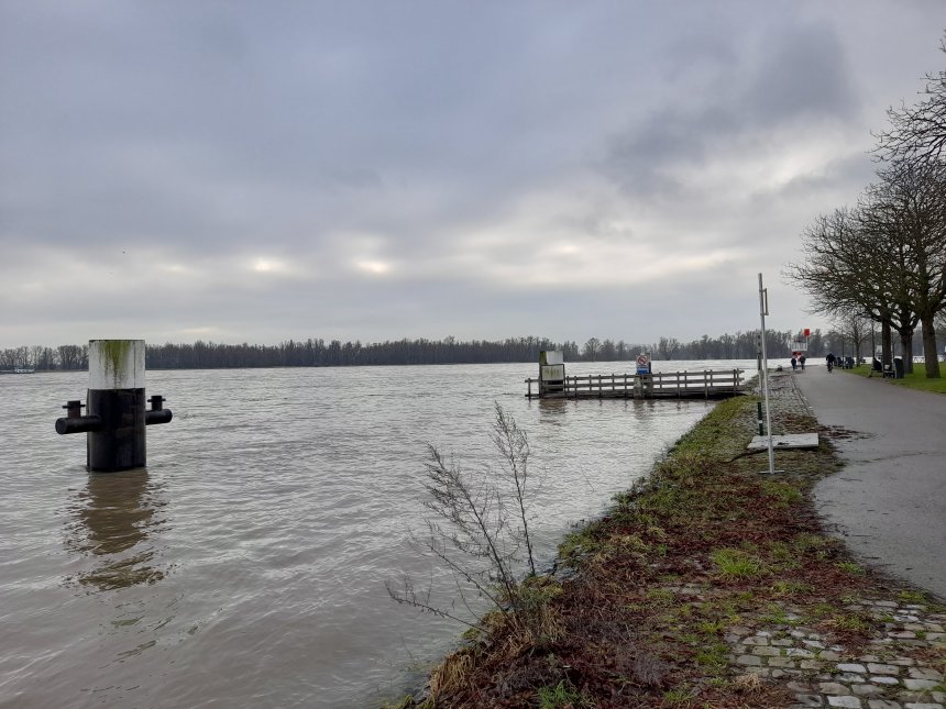 Hoog water in de Merwede, maar Buiten de Waterpoort liep nog niet onder.
