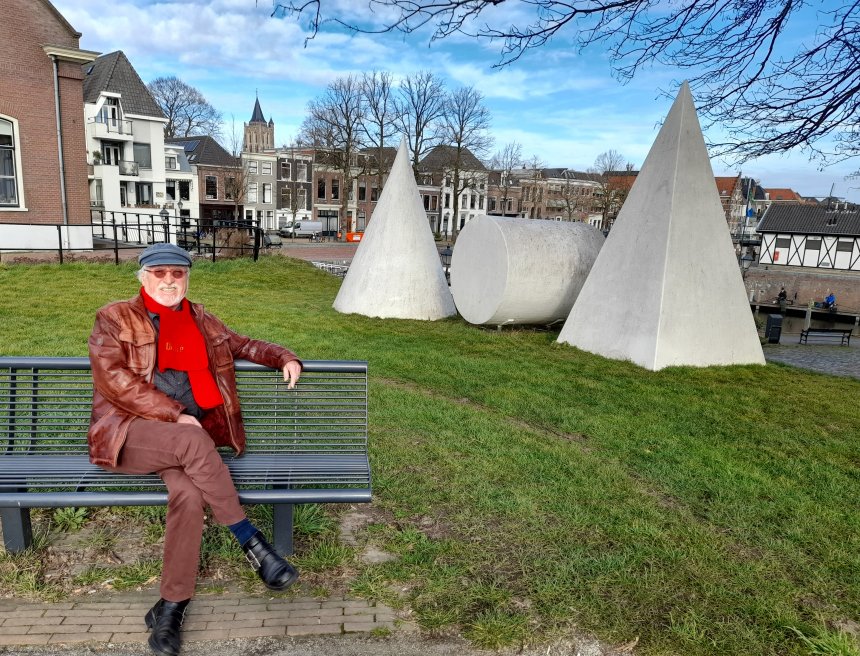 Vanmorgen op de stadswal bij de geometrische figuren van Winiarski. Links op de achtergrond ons huis en daarnaast de Sint Janstoren.