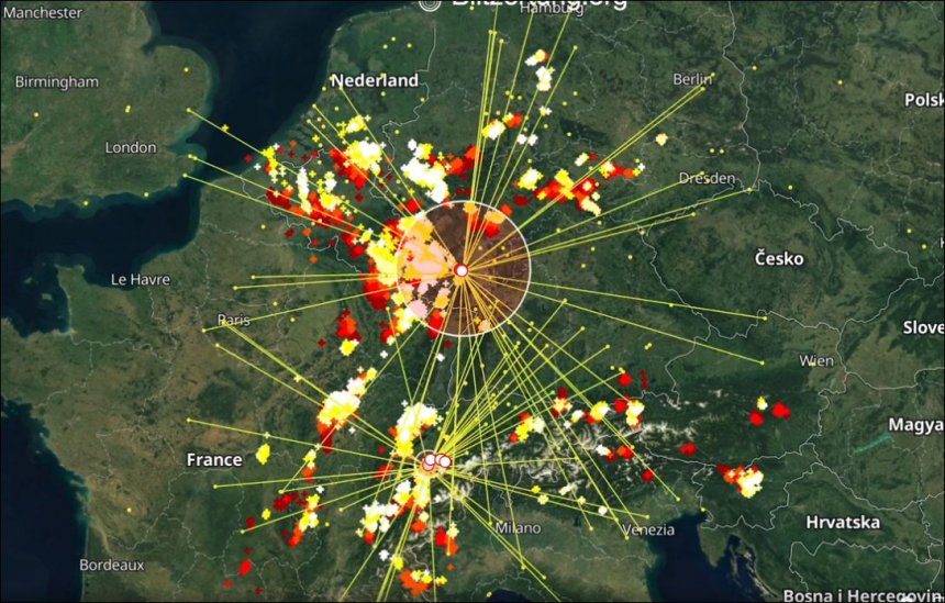 Het onweersfront van gisteravond trok net beneden Gorcum langs (beeld: Blitzortung.org)
