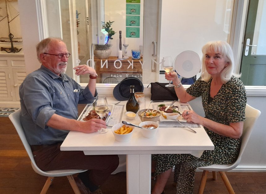 Voor het eerst weer uit eten bij Grieks restaurant 