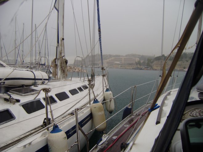 De regen valt met bakken uit de hemel