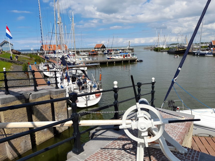 Dulce in de gemeentehaven van Hindeloopen bij het handbediende sluisje van de Zylroede.