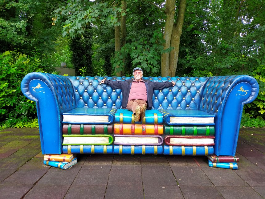 De boekenwurm. Helemaal in zijn sas op de boekenbank in Sprookjesland (foto van gisteren)., Enkhuizen.