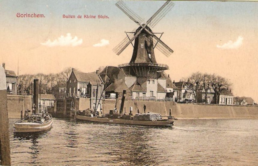 Ansichtkaart van het rivieraanzicht van Gorcum, met de Lingesluis en de oliemolen De Eendracht. Foto waarschijnlijk van voor 1900. De molen werd in 1916 gesloopt voor het hout.