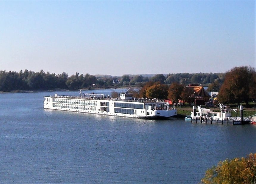 Herfst op Buiten de Waterpoort: circus op de wal en een cruiseschip voor de wal (foto: Annet Ardesch)