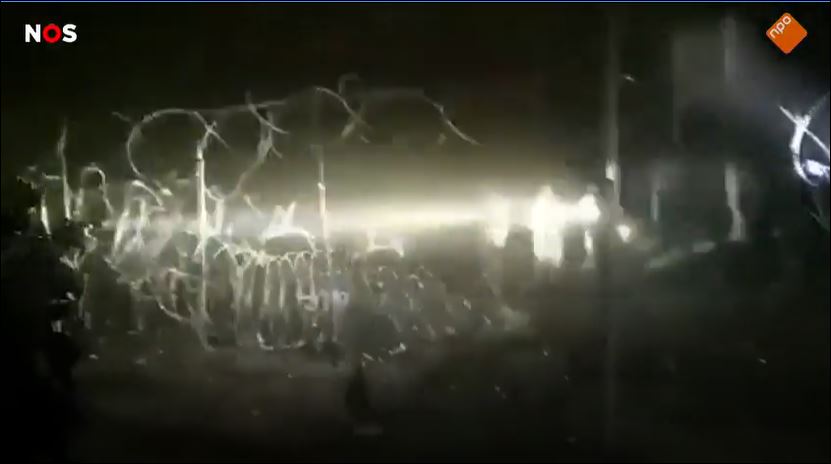 Foto uit een video. Wit-Russische soldaten verblinden Poolse grenstroepen met stroboscooplicht om vluchtelingen te helpen de EU-grens over te komen.(bron: NOS)