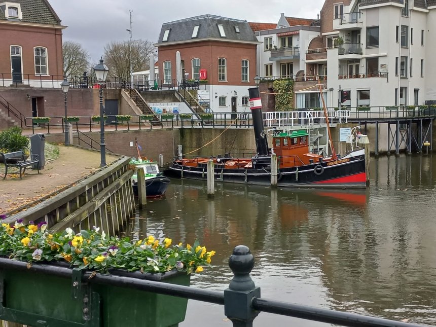 De historische stoomsleepboot Jan de Sterke, terug voor de winter. Op de achtergrond rechts ons huis. (foto: Riveer)