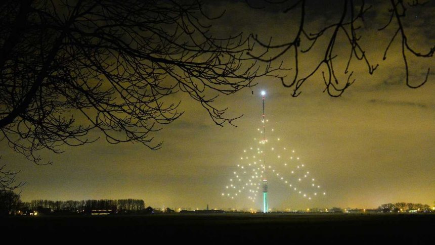 De grote kerstboom langs de A2 bij IJsselstein. (Foto: Corrie van der Stelt, vanaf de Stalkaarsenflat).