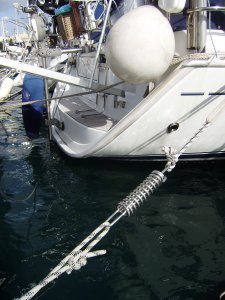 Stalen spiraalveer op de landvast vangt de schokken op