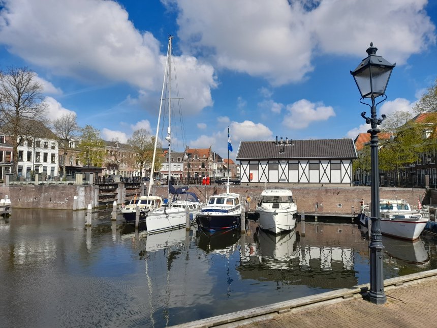 Paaszaterdag. Dulce tusssen de passanten in de Lingehaven.