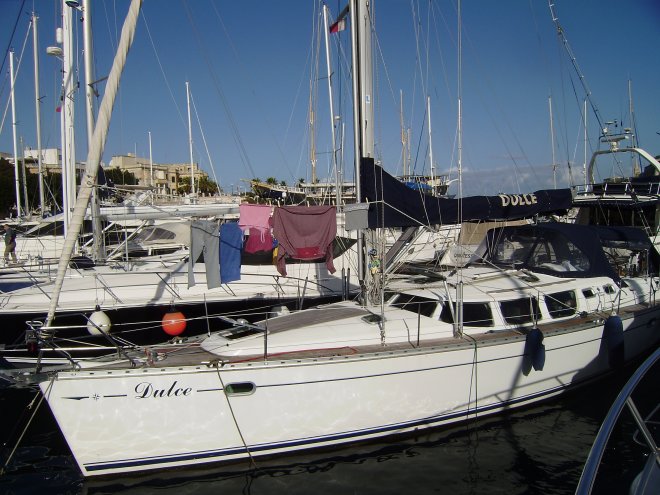 Dulce op de nieuwe ligplek. Als je goed kijkt, zie je boven de was, vóór de mast en boven de giek nog nét de driemastschoener Black Pearl, die daar op de wal ligt