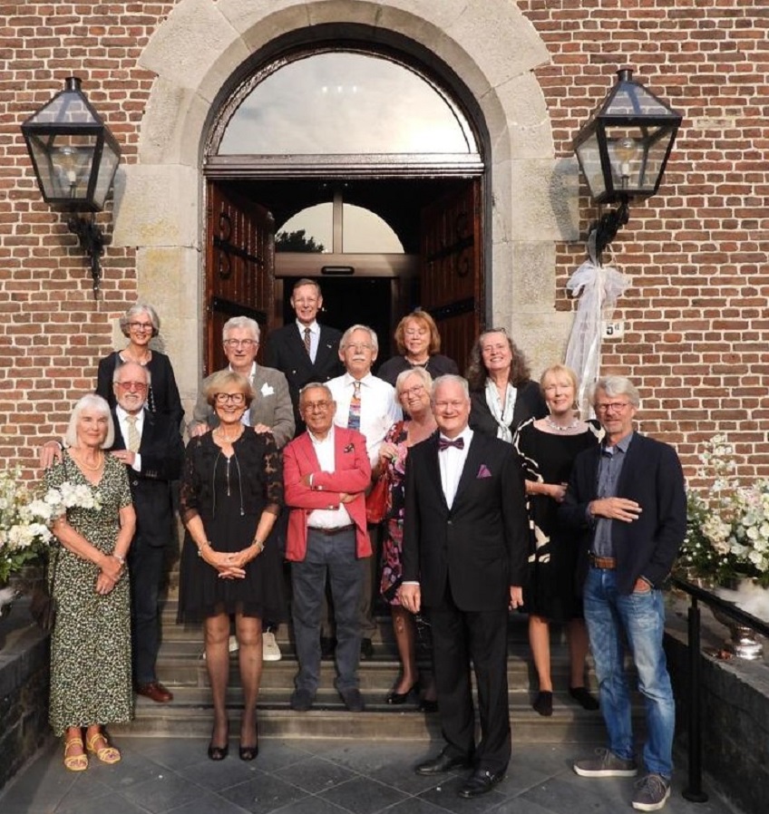 Reünie van Medi 1 op 4/5 juni 2022 in Kasteel Ter Worm in Heerlen. Links staan Anna en ik. Er is ook een lid 