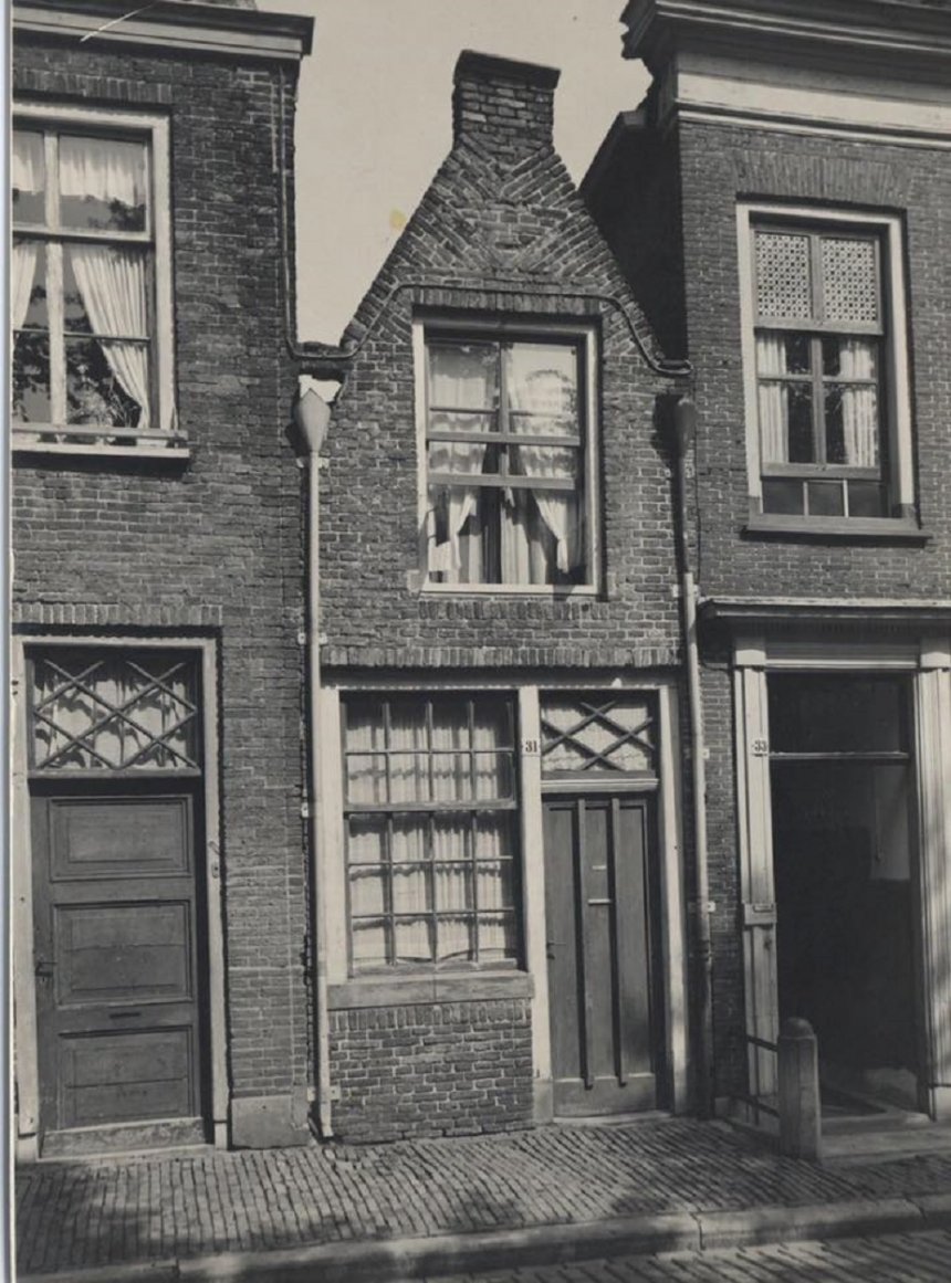 Kalkhaven 31. Voor het gesloopt werd was dit 'het smalste huisje van Gorcum'.