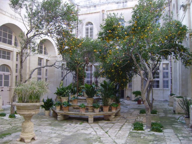 De binnenplaats van het Karmelietenklooster in Mdina