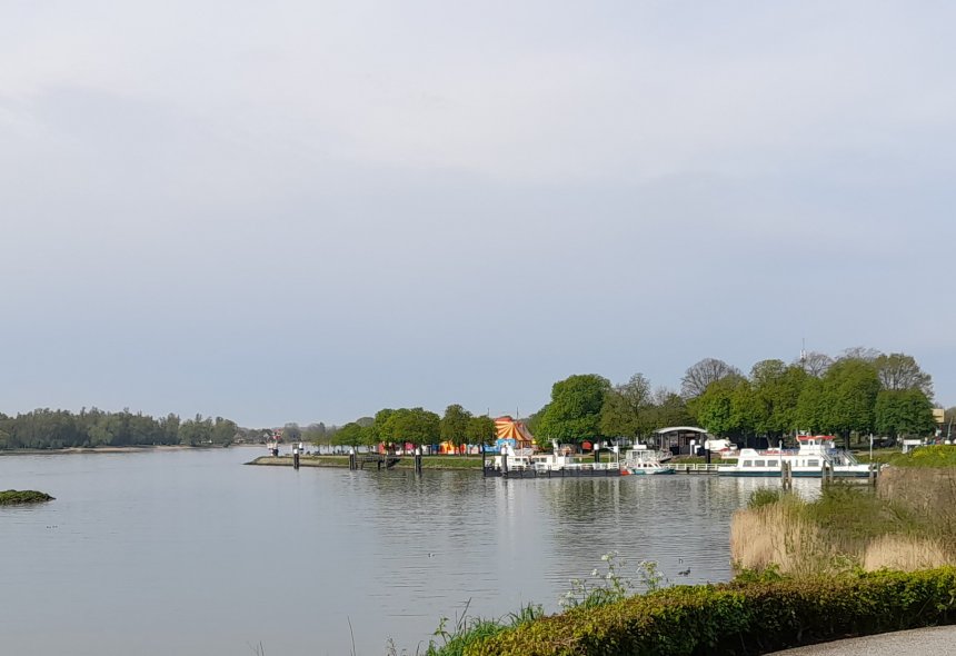 Vanaf de Altenawal. Linksboven de Merwede, rechts Buiten de Wayetrpoort met de veerboten en tussen de bomen  met de kleurige tent van het circus.