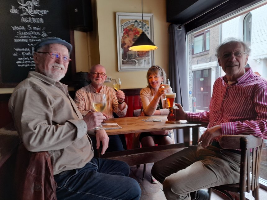 Het bestuur van de Poëzieroute in Café De Keizer. Vlnr ikzelf, Marcel, Suzan en Joop.