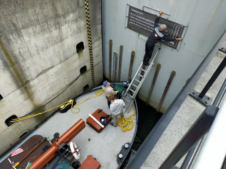 We halen vanaf het voordek van de 'Niets Zonder Gods Zegen' het oude gedicht uit 2019 van de sluisdeur af.