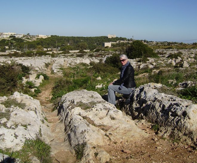 De Cart Ruts, uitgesleten karrensporen uit de Bronstijd, bij het dorpje Dingli.