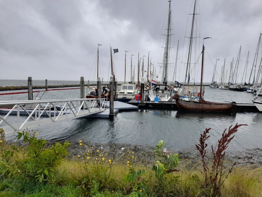 Vandaag zuidoost Bf 6 met regenbuien. In het midden van de foto ligt 'Dulce'. Het vluchtponton ligt scheef.