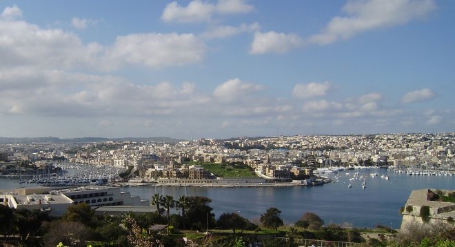 Uitzicht op Msida Marina (links) en rechts Sliema met zijn baai.