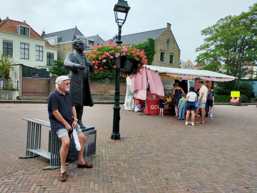 Bij het beeld van Abraham Kuyper op de vrijdagmarkt in Maassluis, naast de stroopwafelkraam.