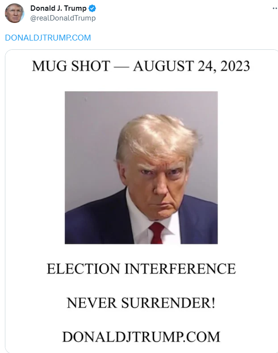 De lachwekkende mug shot van Trump. Hij was een van de eersten die hem deelde. Het zal mogelijk zijn meest bekende foto worden.