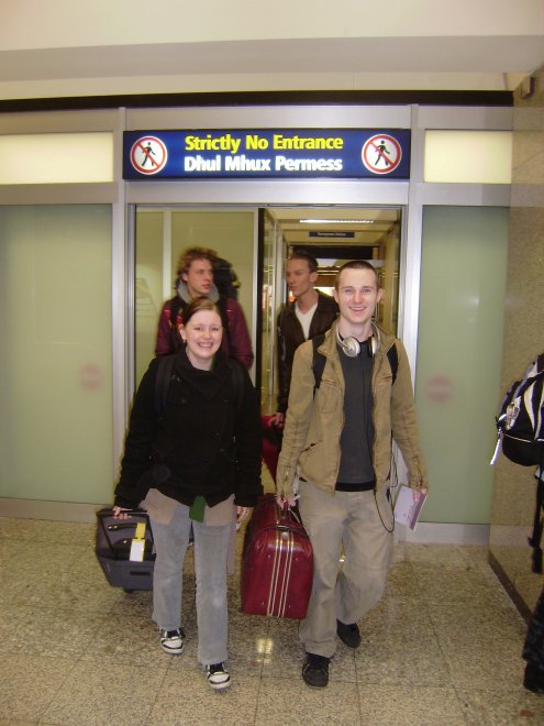 Esther en Rommert komen de aankomsthal in