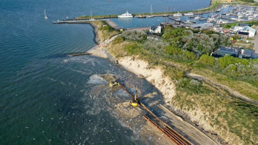 Weggeslagen havenduin op Vlieland (foto Boskalis)