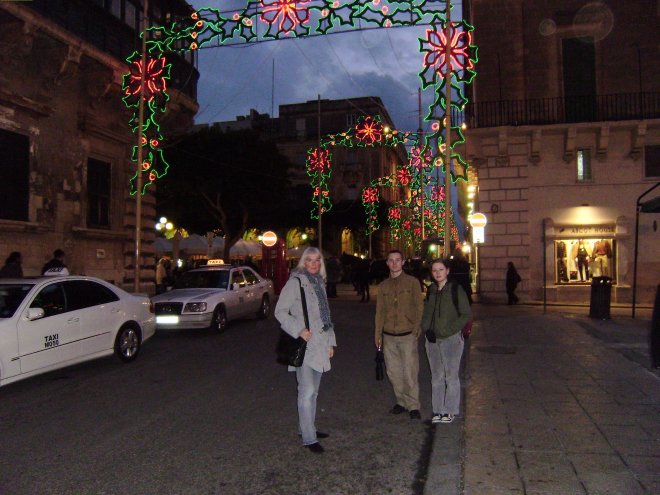 Ans, Rommert en Esther op St. George Square, voor het parlementsgebouw (links) Nog een foto van gisteravond