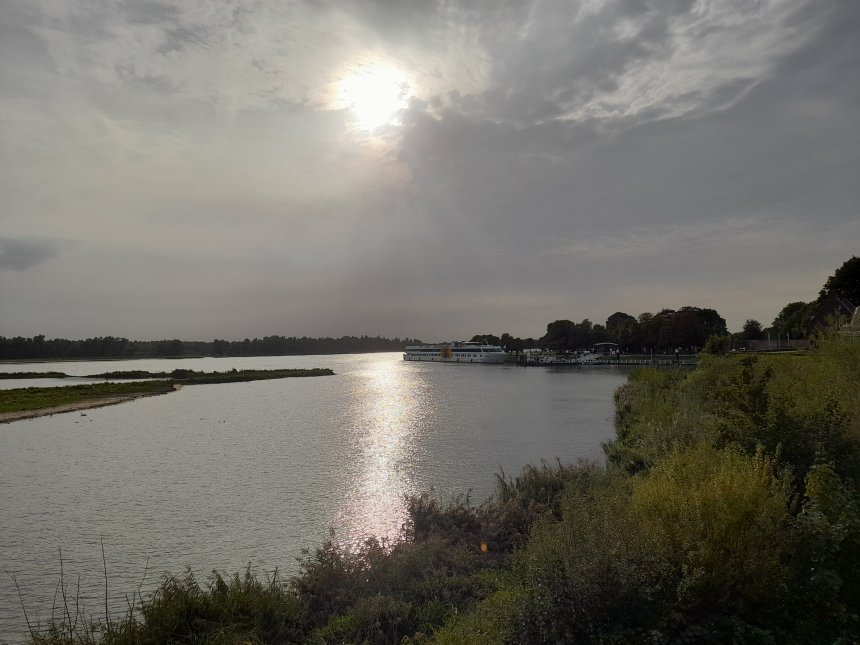 De Merwede gisteren vanaf de wal bij Bastion VII. Er ligt een cruiseschip afgemeerd op Buiten de Waterpoort.