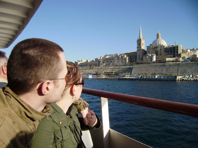 Harbour Cruise. We varen langs de vestingwallen van Valletta. Rommert en Esther genieten