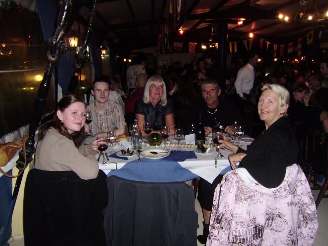 Oudjaarsavond in de Black Pearl. Vlnr. Esther, Rommert,  Ans, Jaap en Diana