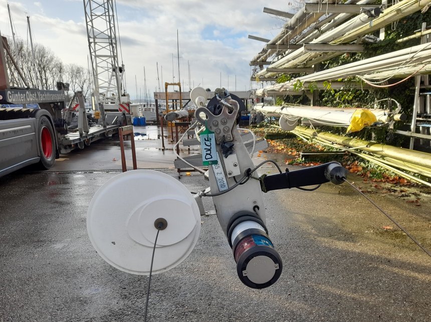 De bovenkant van de mast. Daar zit ook een de strip met het nummer van onze zeebrief (half onder het label met 'Dulce'.