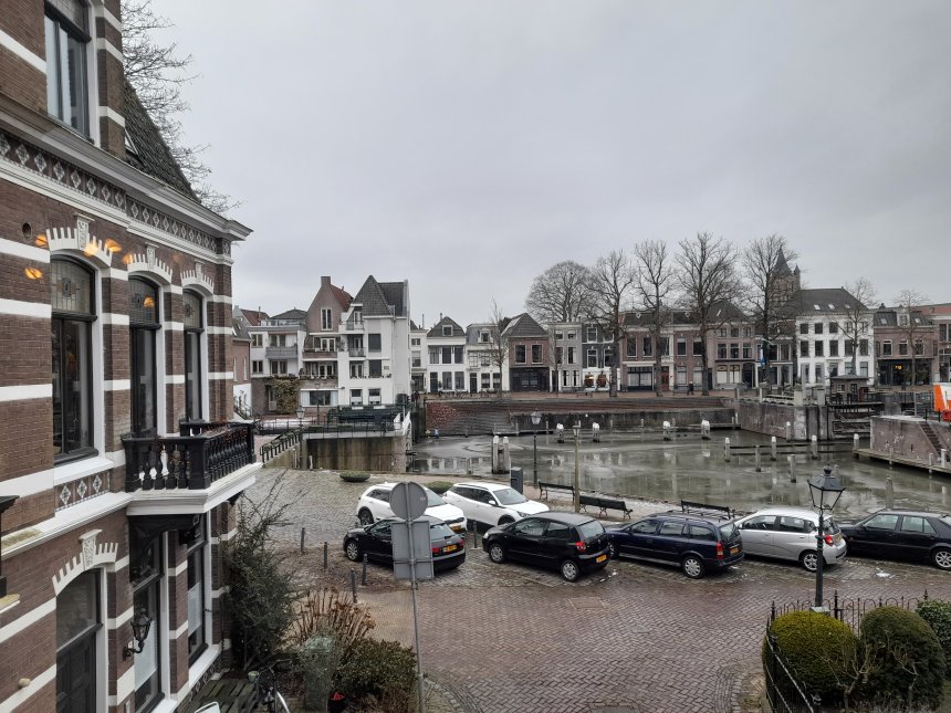 De haven en ons huis. De begane grond van dat witte pand en links daarvan.