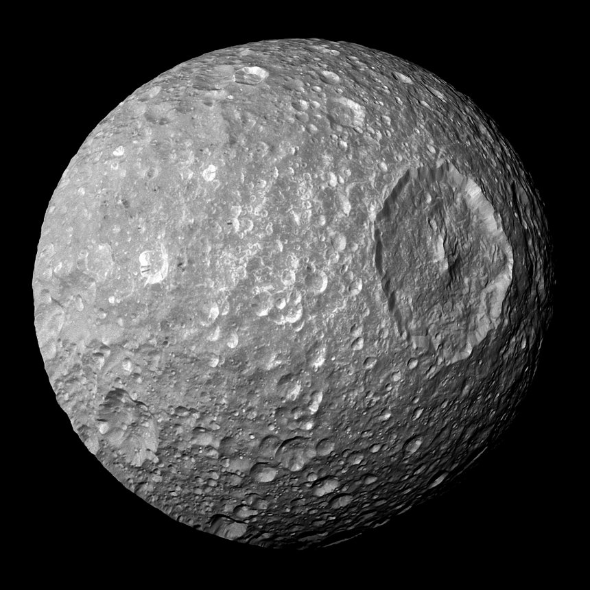 Het Saturnismaantje Mimas met de grote krater Herschel, gefotografeerd door de ruimtesonde Cassini in 2010 (NASA). Onder de korst van rots ligt een oceaan van vloeibaar water.