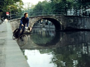 Bas Jan Ader in een  filmpje over vallen