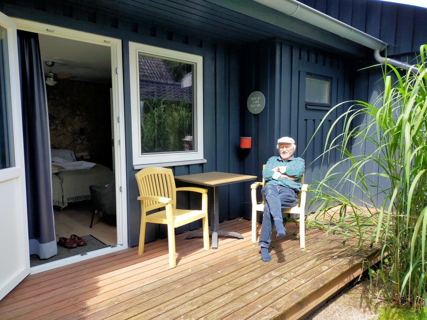 Vanmiddag voor ons huisje in de zon.