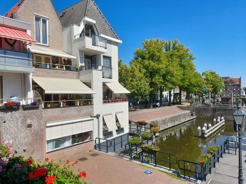 Het plaatsje tussen onze serre en de sluis van bovenaf. Zie de fototegel van de VVV/MooiGorinchem.