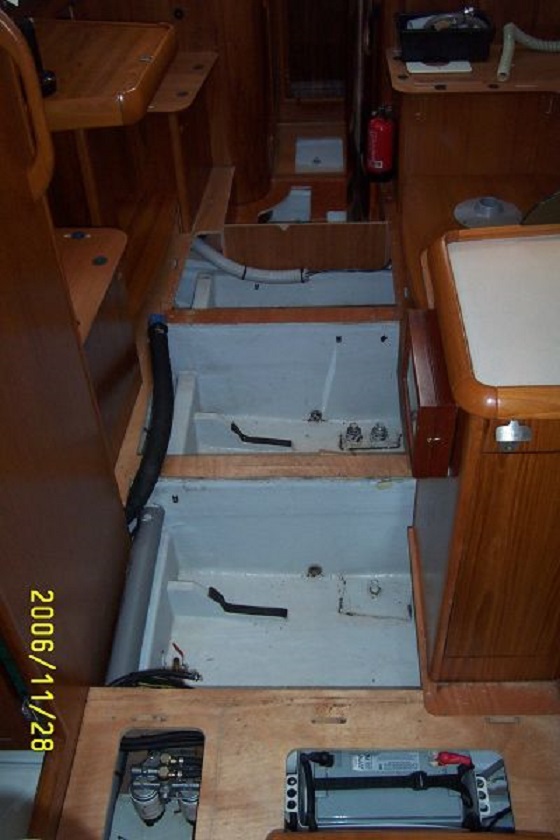 De dieseltank (voor) en de grote watertank zijn eruit