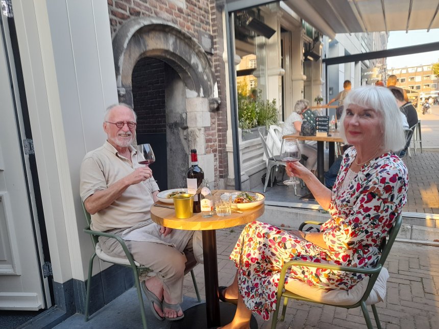 Gisteravond op het terras van Snoek & Snoek op Achter De Kerk. Links het Gasthuispoortje.