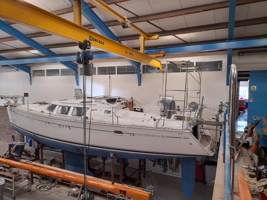 Dulce in de loods van Rexwinkel. Het frame met de zonnepanelen staat weer op zijn plaats.