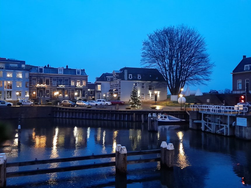 De kerstboom van buurtvereniging KNAKE op de Kriekenmarkt.
