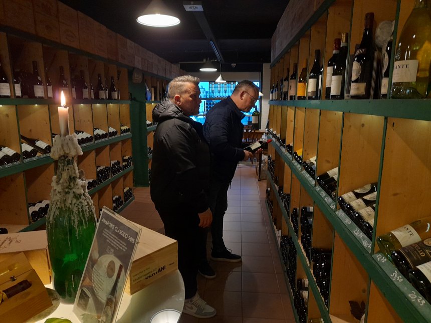 Michel en Jeffrey in de wijnhandel van Jaap van Ouwerkerk in Arkel.